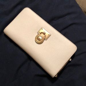 Michael Kors Hamilton Traveler Wallet